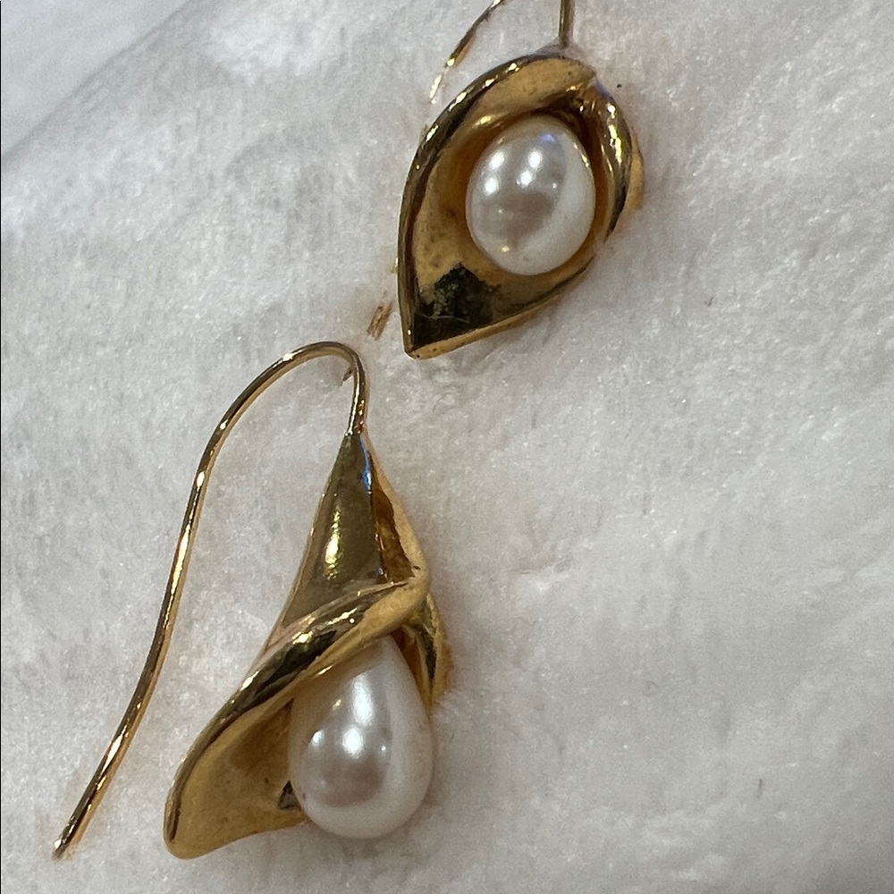 Vintage Lilly Gold and Pearl Drop Earrings - Picture 8 of 10